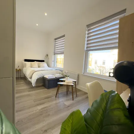Studio Flat 20 Min From City Center Лондон Экстерьер фото